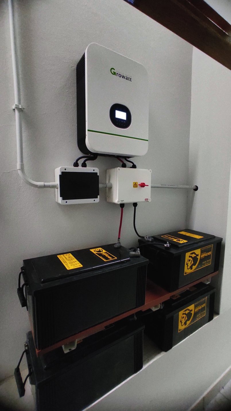 Sistema híbrido con inversor y baterías instalado por UVenergy