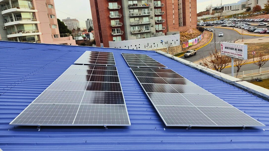 Paneles solares instalados en un comercio
