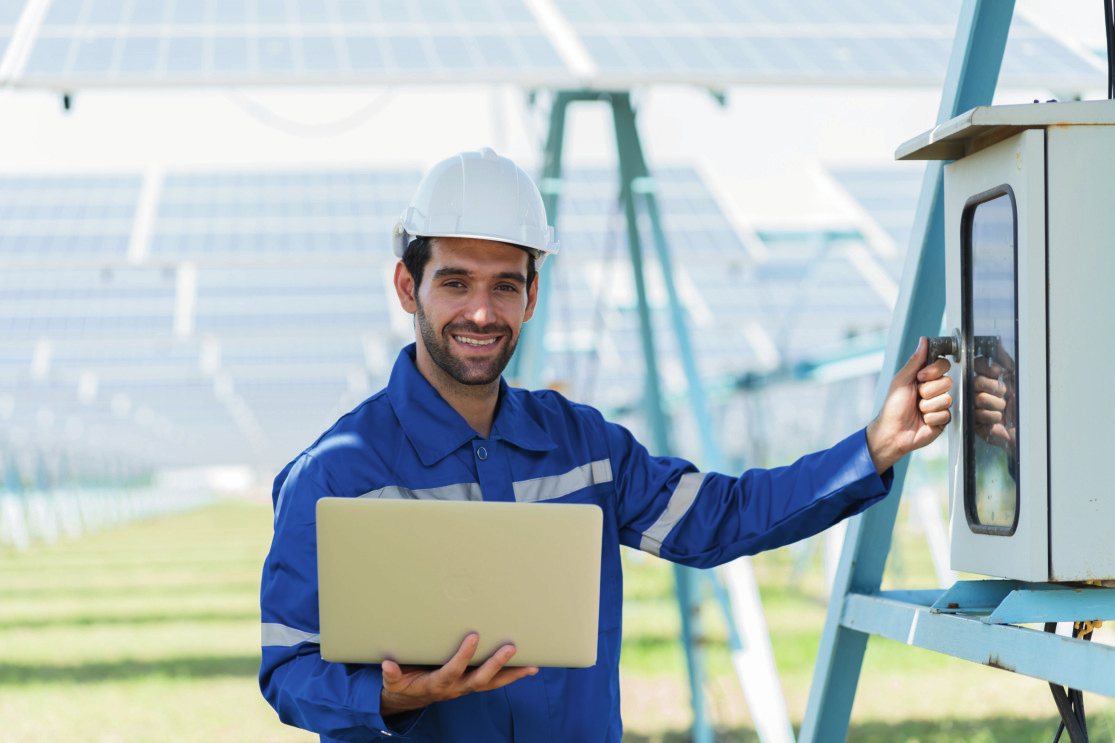 Técnico trabajando en una instalación energética industrial